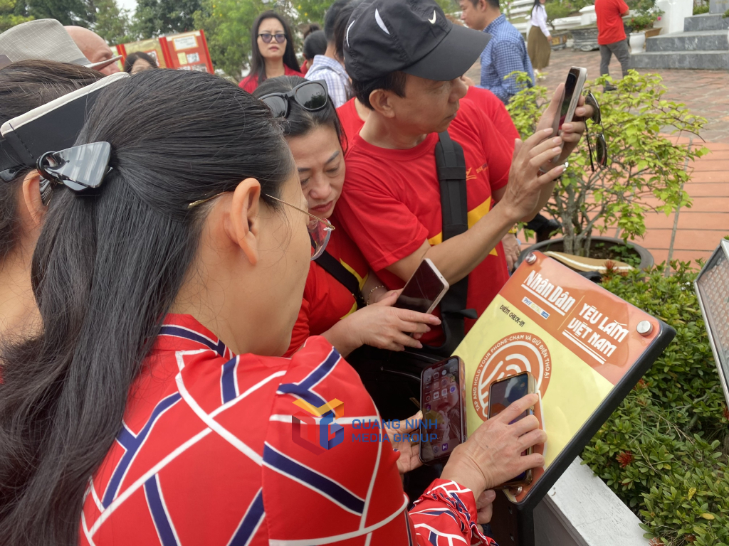 2349449_wtm_b928704fc99e5b35ac2cfacd2277e4e3-1 Người dân, du khách chạm điện thoại kết nối NFC để tìm hiểu thông tin Khu di tích quốc gia đặc biệt Khu lưu niệm Chủ tịch Hồ Chí Minh.