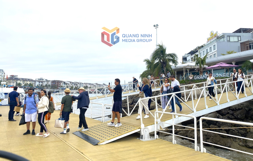 2353695_wtm_46b292e65f394bd6365e9a3822466977-1 Khách quốc tế xuống tàu tham quan Vịnh Hạ Long.
