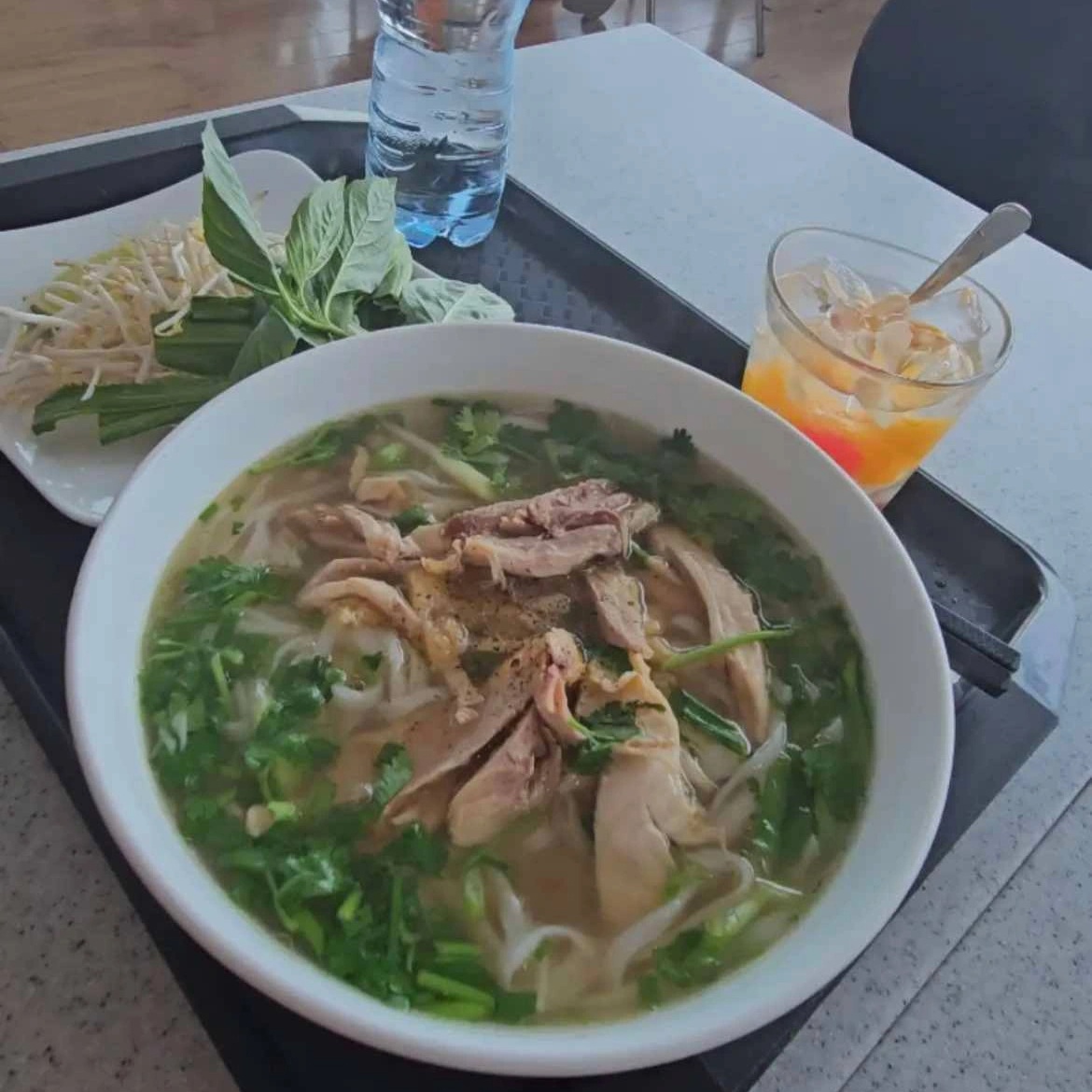 Ăn phở ở sân bay Việt Nam hết gần 400.000 đồng, khách Tây kêu đắt - 2