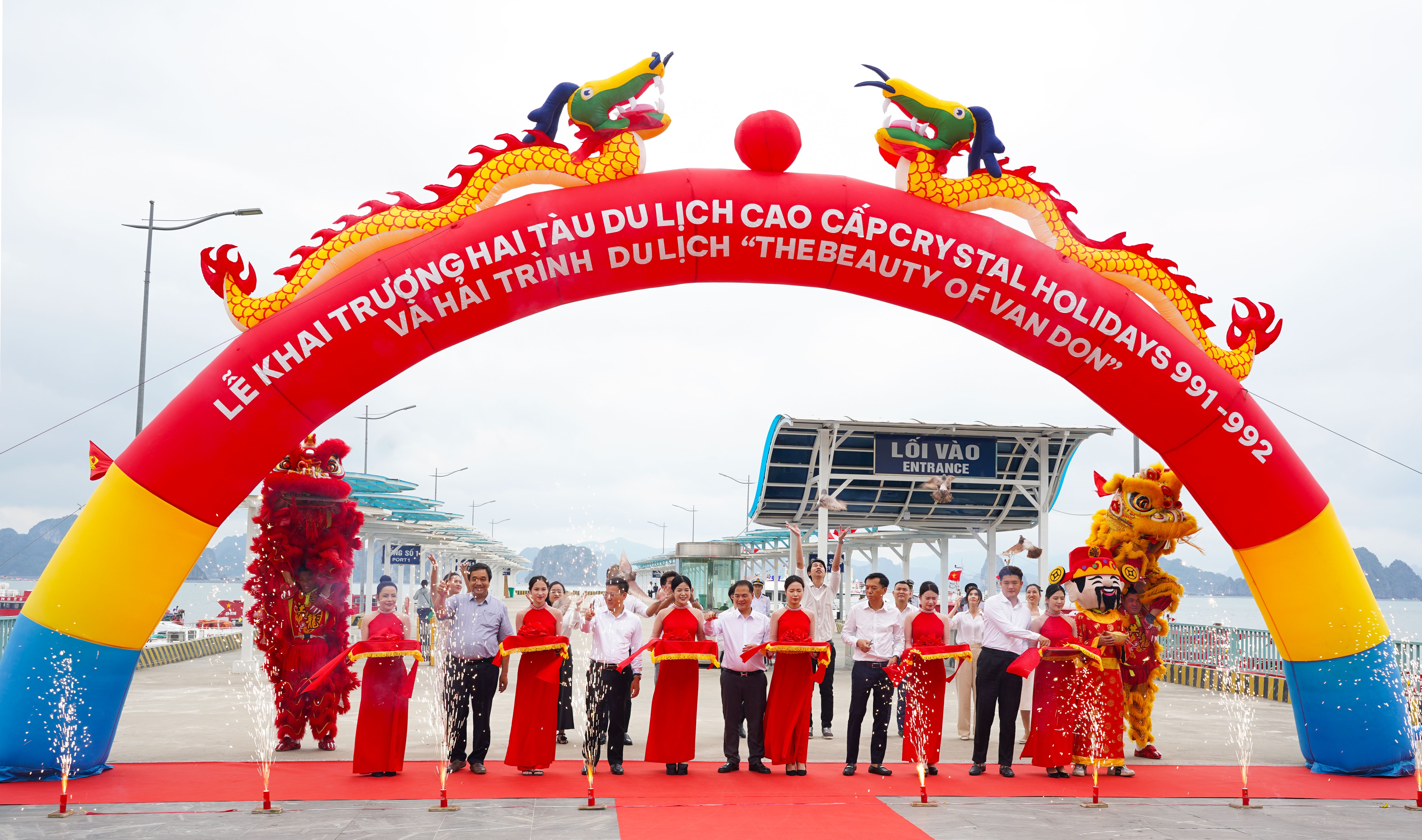 Khai trương 2 tàu du lịch cao cấp phục vụ khách tham quan Vịnh Bái Tử Long - 1