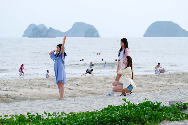anh3-1746349871471954305997 Khách du lịch dậy từ mờ sáng làm ngư dân ở Vân Đồn - Ảnh 5.