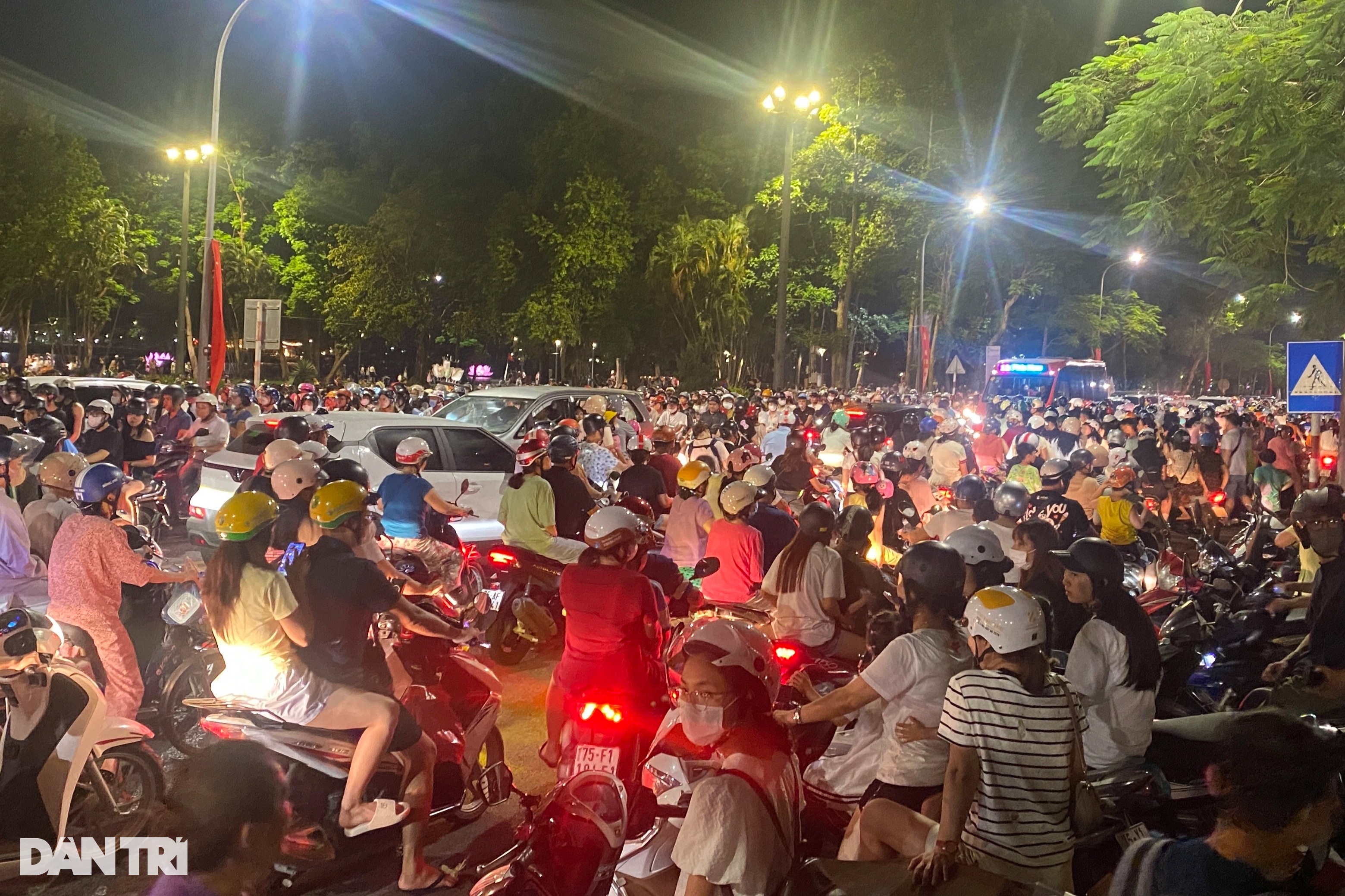 Hàng vạn người thất vọng về màn bắn hỏa pháo thần công ở Kỳ Đài Huế - 2