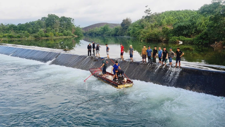 hoc-sinh-duoi-nuoc-1747889000974486745282 tắm suối - Ảnh 1.