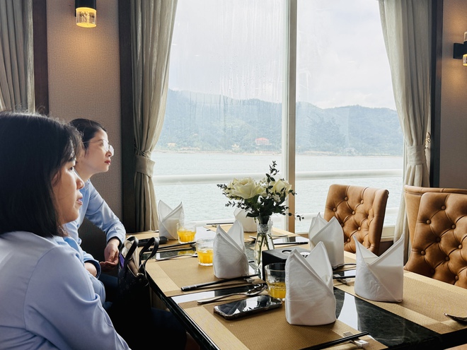 img7777-17464180689561102228618 Lộ diện bộ đôi 'thiên nga trắng' đưa khách ngắm vịnh Bái Tử Long - Ảnh 3.