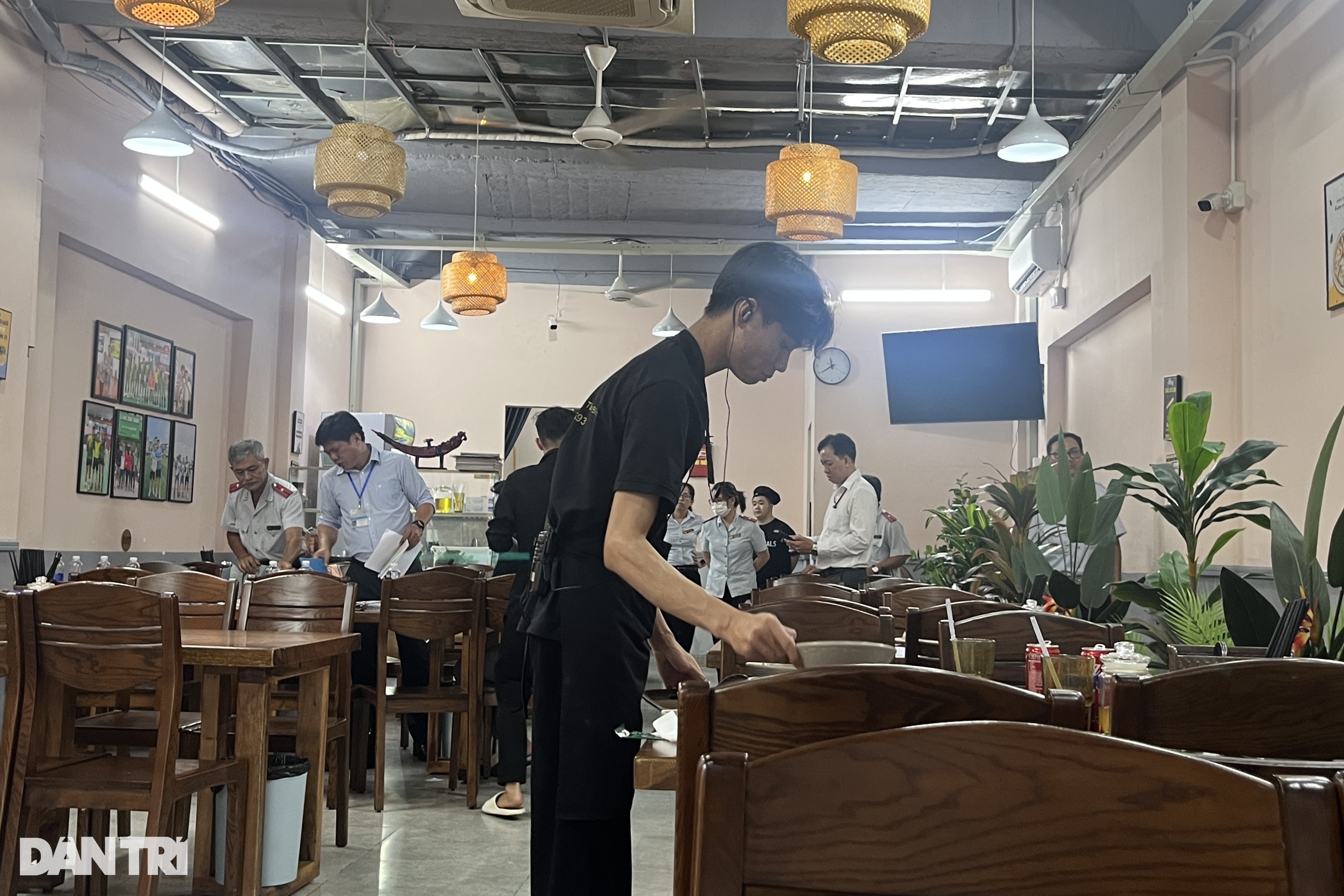 Quán lòng xe điếu nổi tiếng TPHCM bị kiểm tra, tạm dừng đón khách - 1