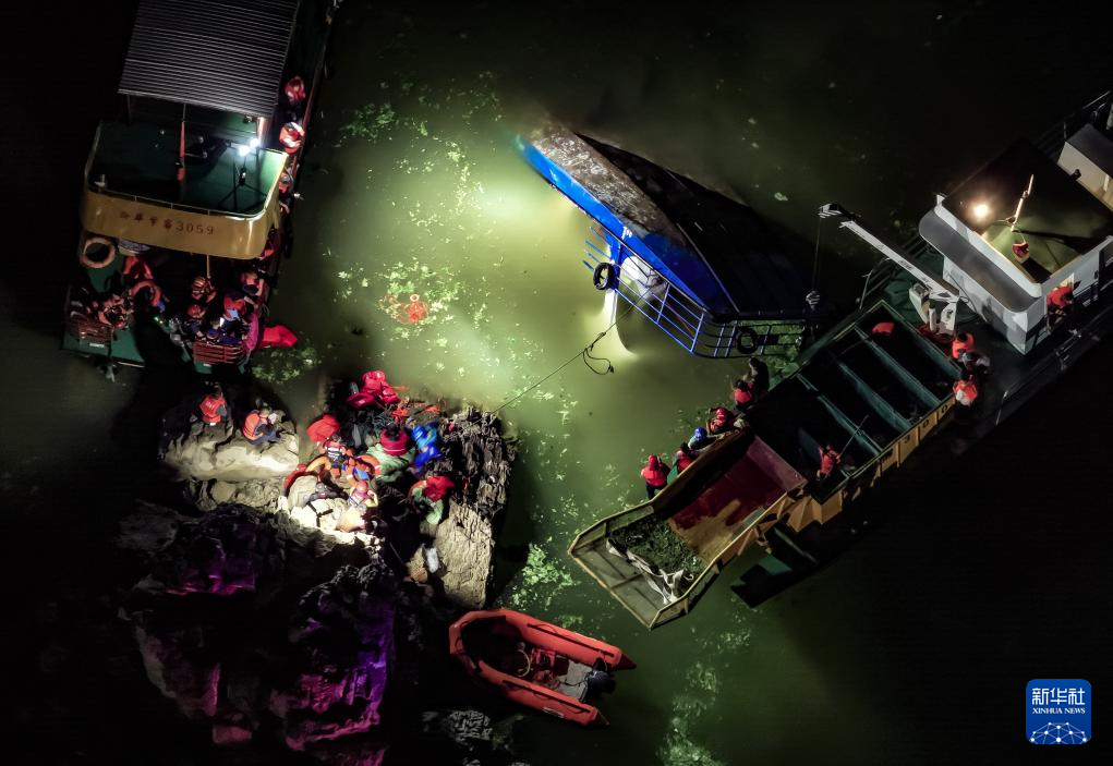 Lật tàu du lịch ở Trung Quốc sau mưa đá, gần 80 người thương vong - 2