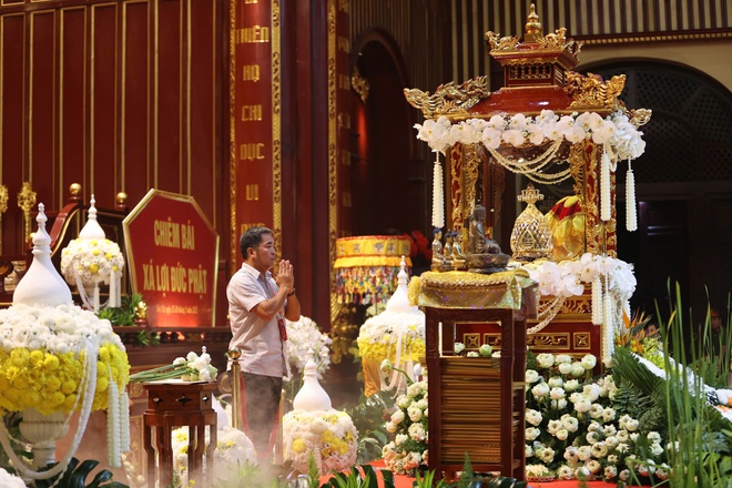 z663871806608117436280c8696273074010811c9ac093-17482175404601892633459 Nước mắt xúc động trong ngày đầu chiêm bái xá lợi Đức Phật tại Yên Tử - Ảnh 3.
