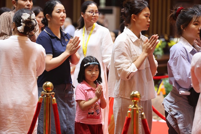 z6638719463684c319e5e1d9b505c646e55a70f0af826b-17482175404801149892155 Nước mắt xúc động trong ngày đầu chiêm bái xá lợi Đức Phật tại Yên Tử - Ảnh 7.